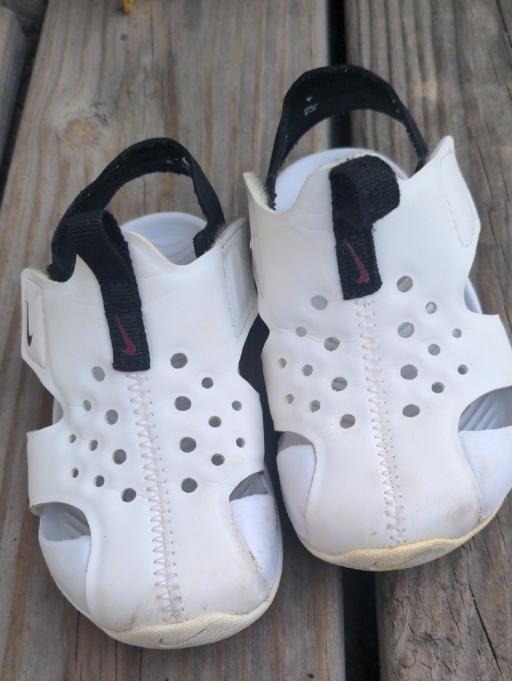 Nike White & Black Kids Sunray To Protect 2 Little Kids w/ Sandals Red Swoosh